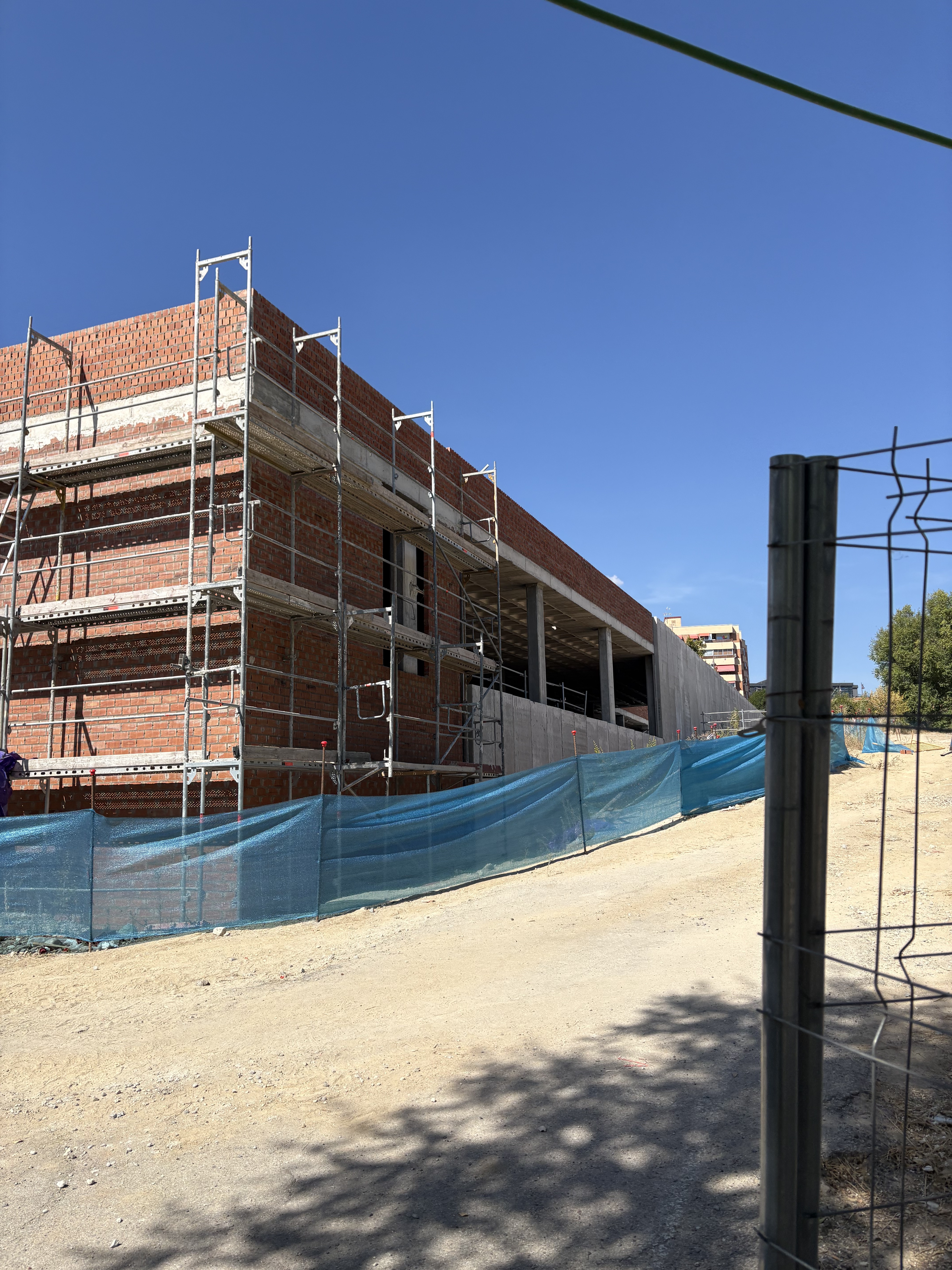 Vista exterior de la fachada y estructura de contención una vez ejecutado el nuevo forjado