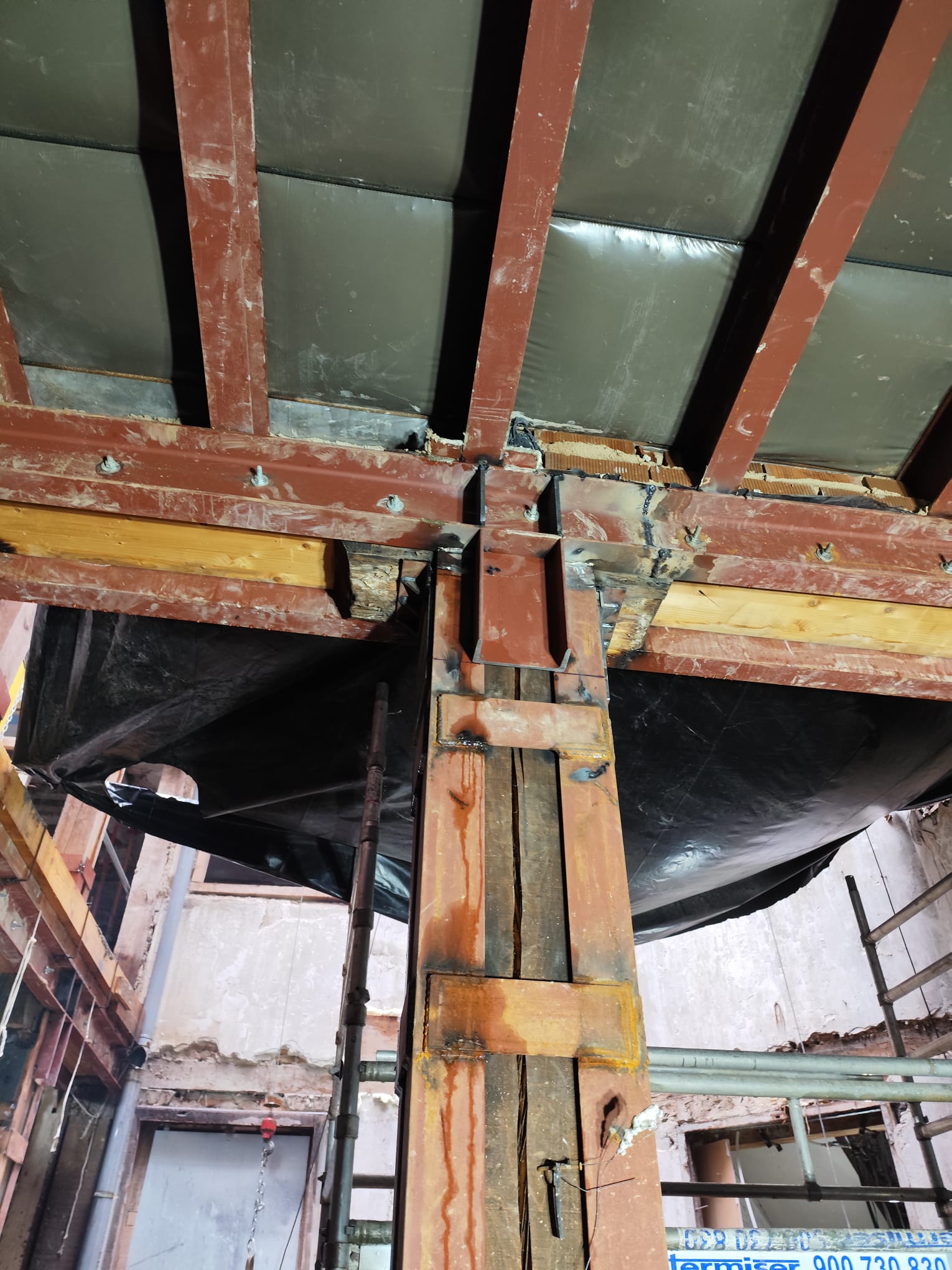 Refuerzo metálico en pies derechos y entramados de madera